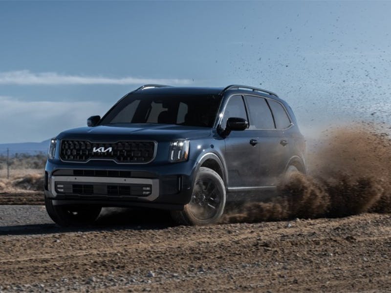 kia telluride driving through dirt