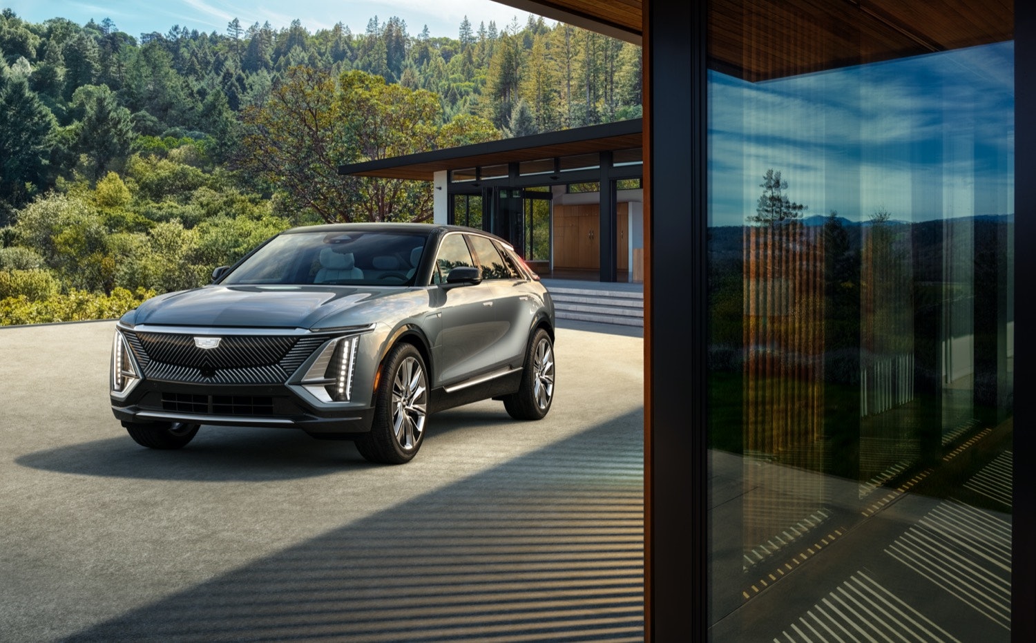 Elevating Electric Luxury: The Cadillac Lyriq Makes its Debut