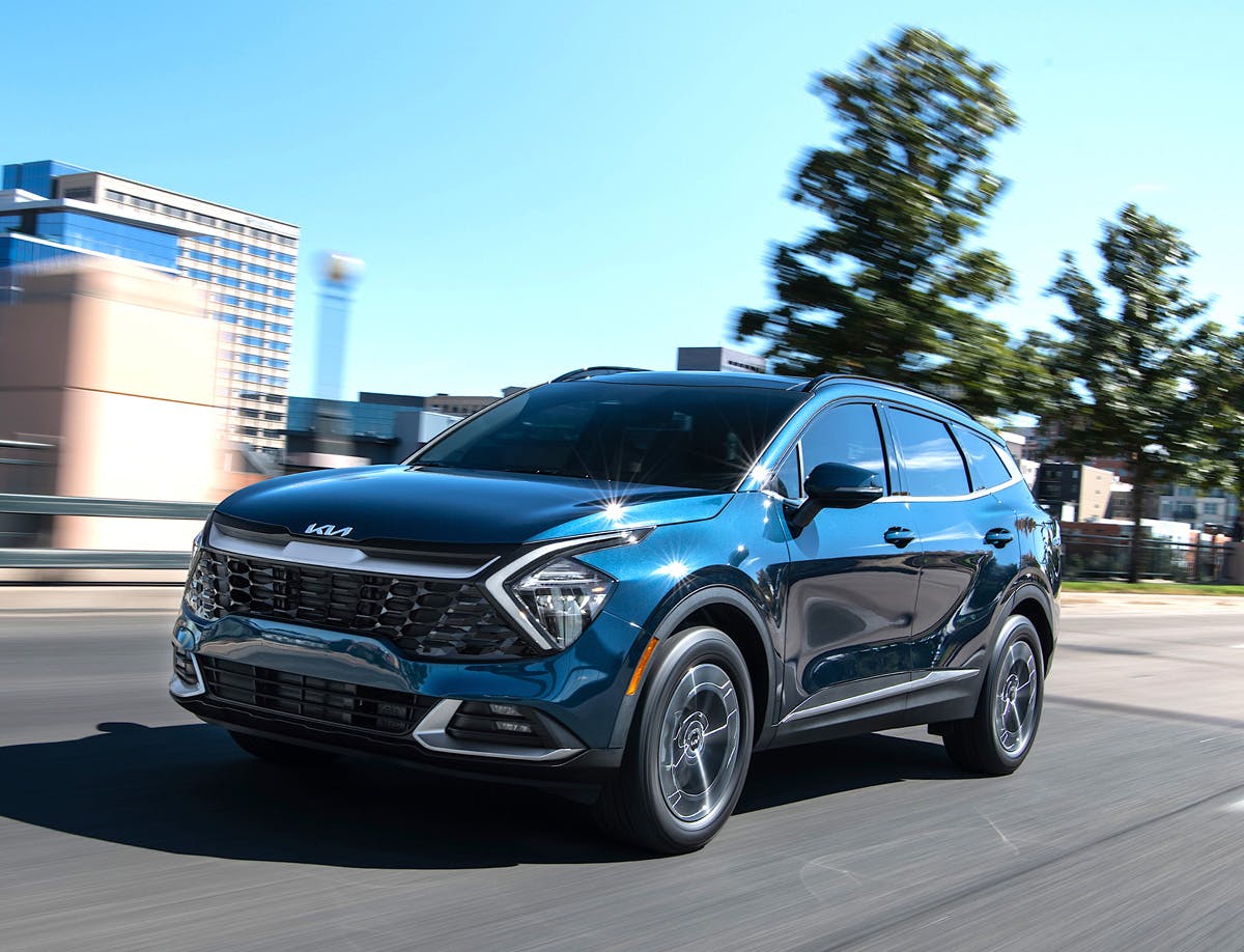 2023 Sportage HEV 2023 Sportage HEV driving down a city street