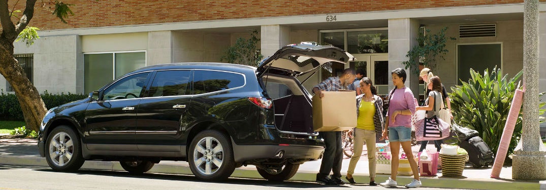 5fb813361dfb5 Family unpacking their car
