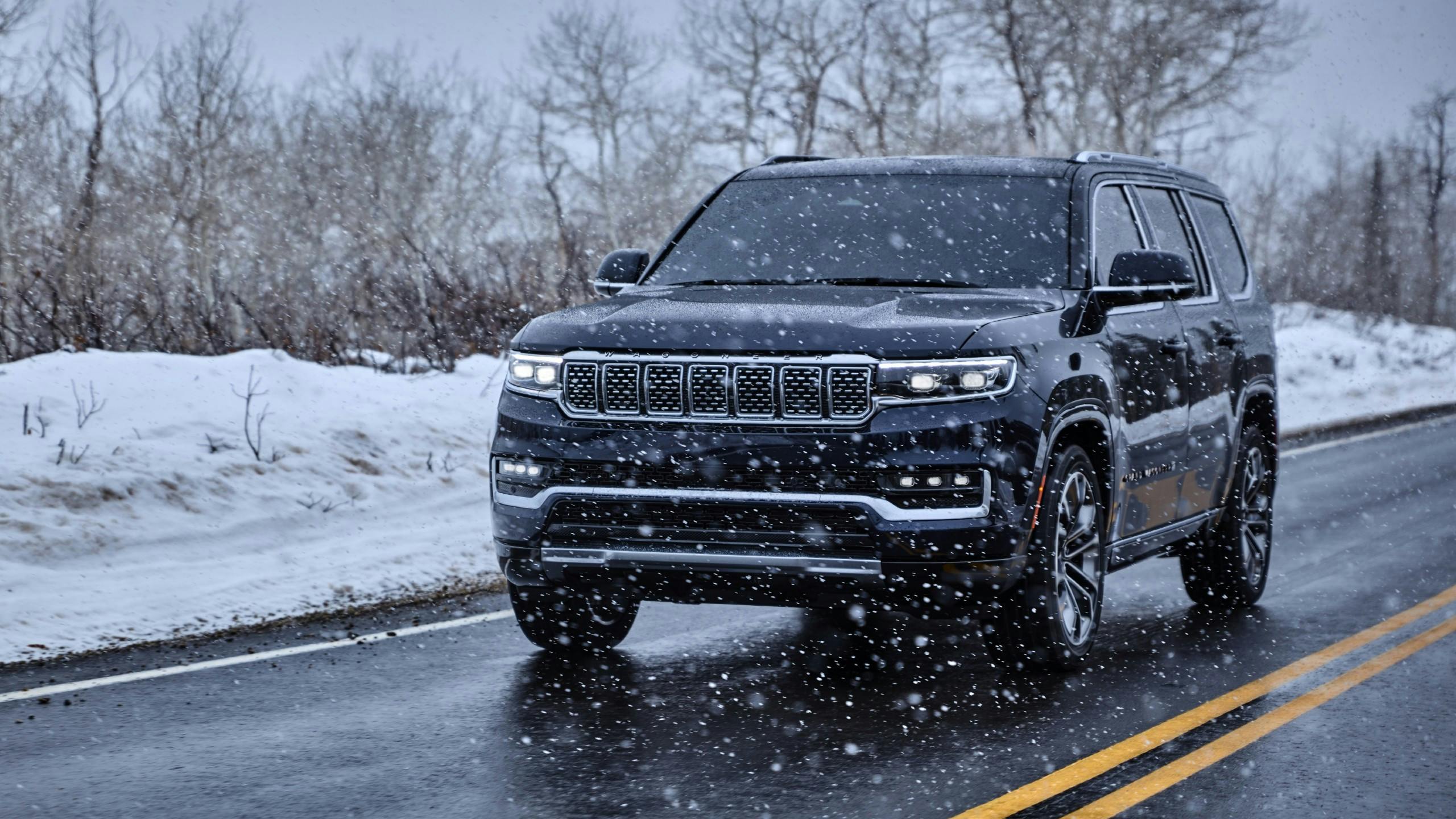 2022_jeep_grand_wagoneer_series_iii_3-2560×1440 2022 Grand Wagoneer Series III driving in the snow
