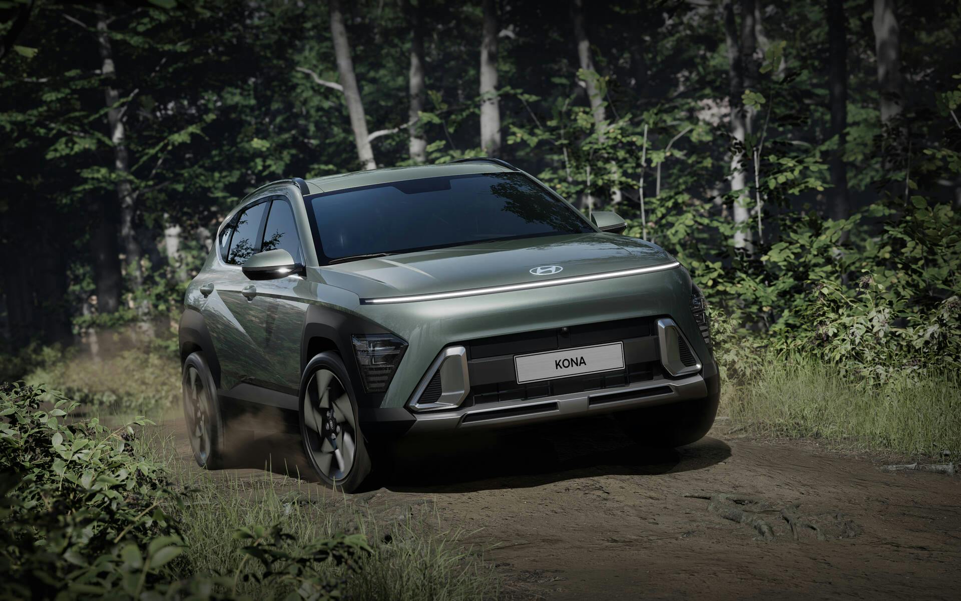 555516-hyundai-kona-2024-voici-les-premieres-images-officielles 2024 Hyundai Kona driving down a dirt road