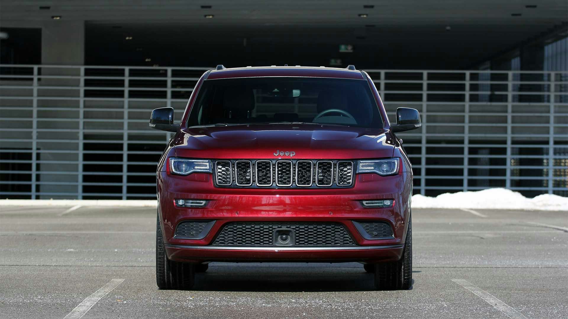 Front view of a 2024 Jeep Grand Cherokee L