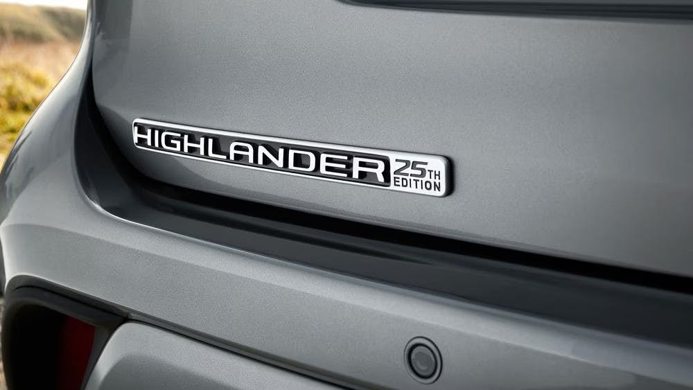 9gm2lap7 Close-up of Highlander logo on back of vehicle