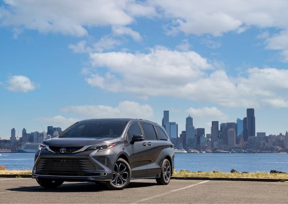 a7fo4mus 2025 Toyota Sienna parked with a city in the background