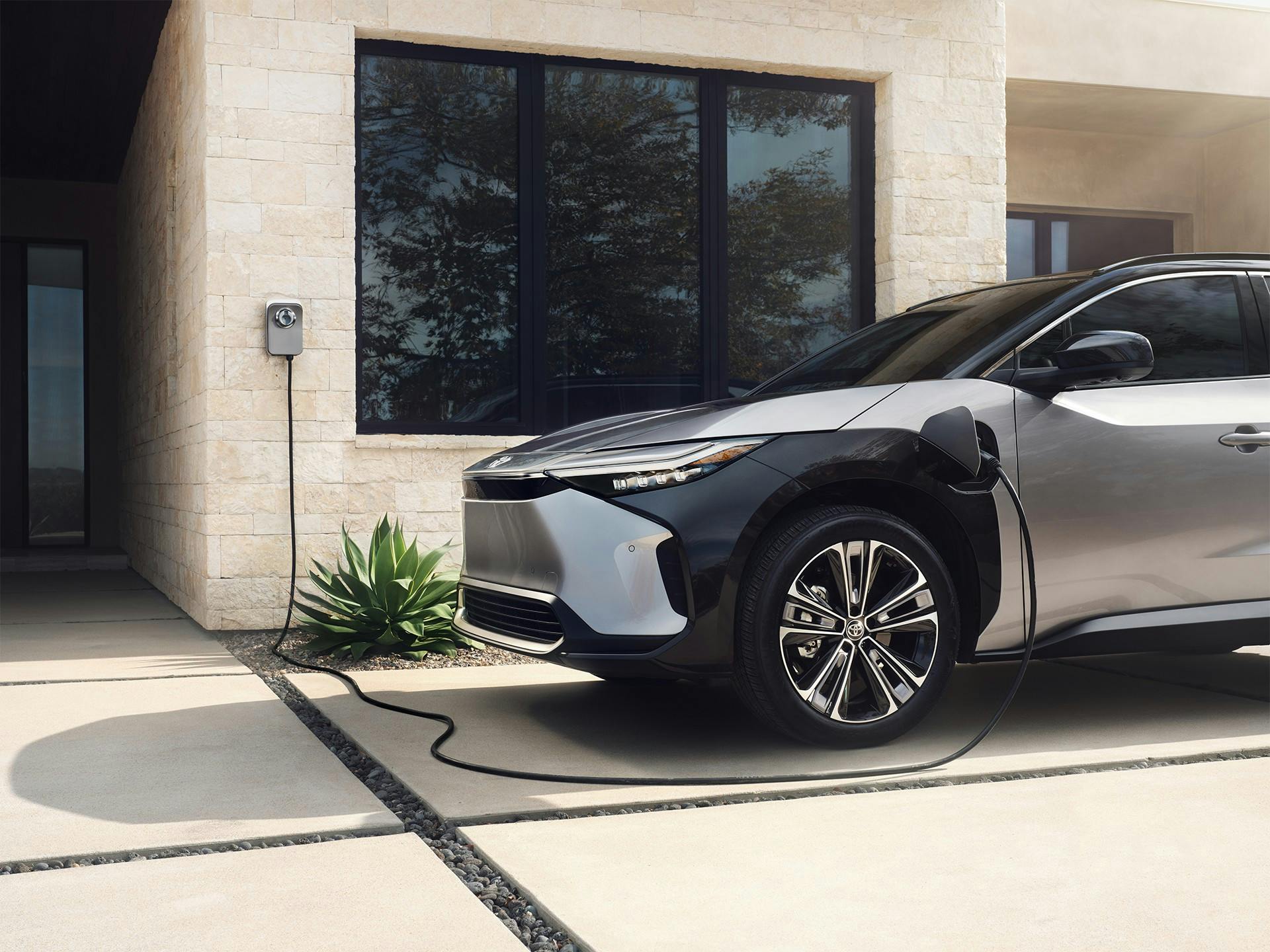 zwju7k8v Car charging by a house