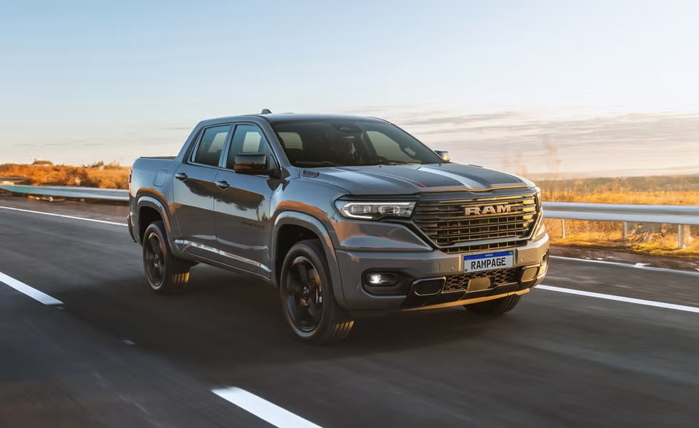qx5uc12i Ram truck driving down a highway