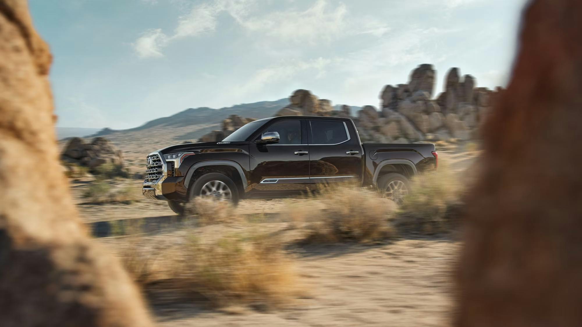 0957c2w2 Tundra driving in the desert