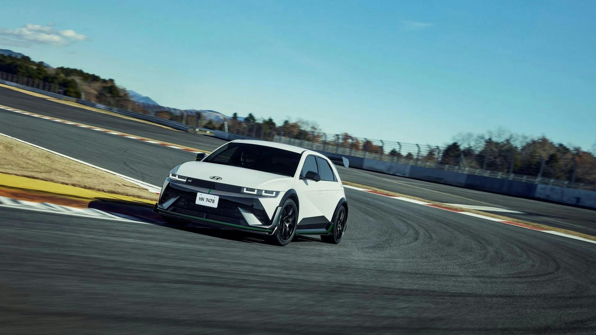 tsrm6qye Ioniq 5 N DK Edition driving around a race track