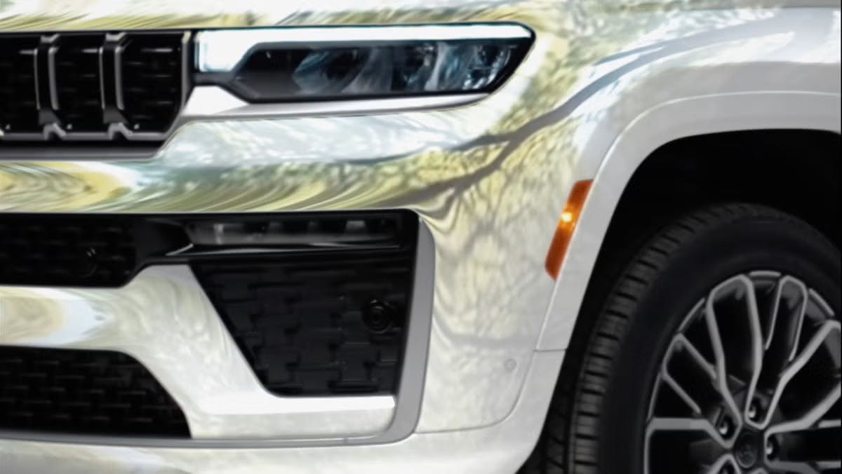 jp026-001gc-681d06fc93b71 close up of the grill of the 2026 Jeep Grand Cherokee