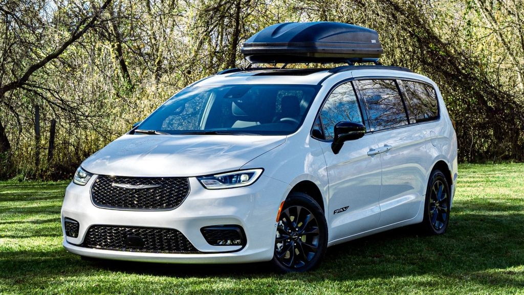 White 2025 Chrysler Pacifica FAV Edition