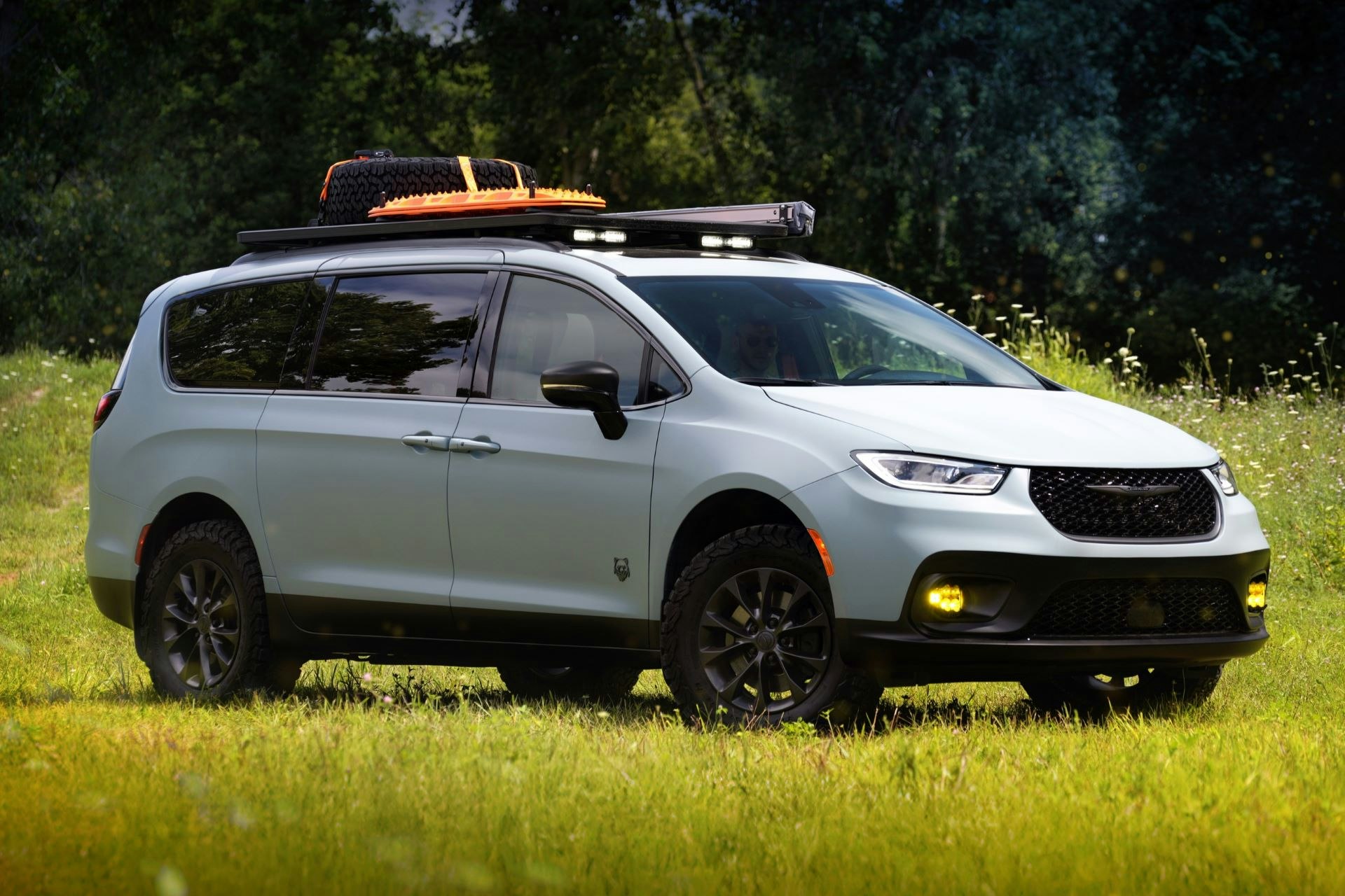 Chrysler_Pacifica_Grizzly Chrysler Pacifica Grizzly Peak Concept: The Ultimate Minivan for Trail Seekers