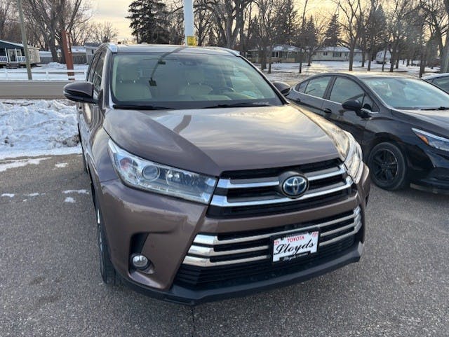 Used 2017 Toyota Highlander Limited Platinum with VIN 5TDDGRFH5HS032420 for sale in Jamestown, ND