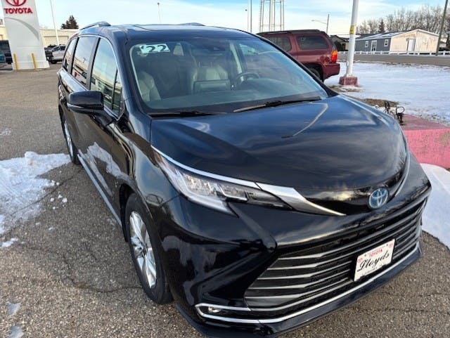 Used 2022 Toyota Sienna Limited with VIN 5TDZSKFC1NS064941 for sale in Jamestown, ND