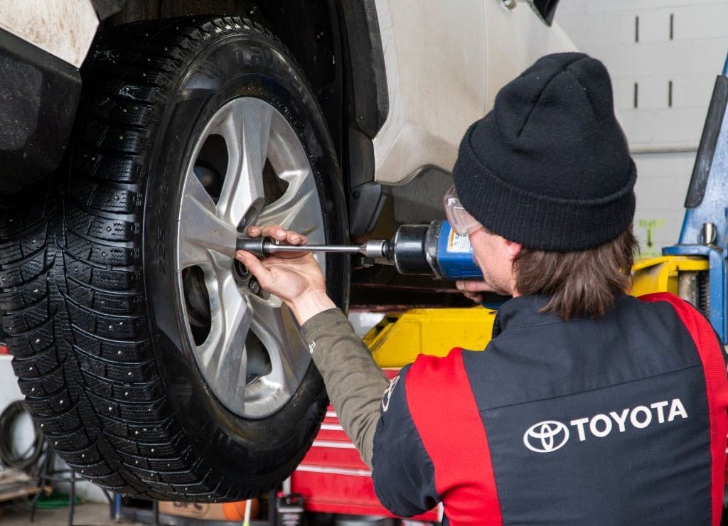 Toyota of Bozeman Mechanic loosening wheel lug nuts