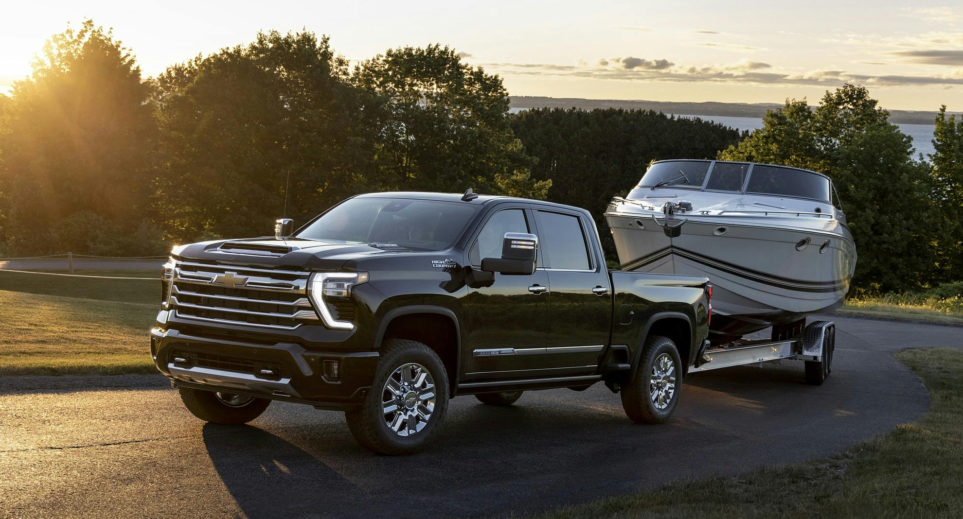 2024_chevrolet_silverado_hd_1_2560x1440