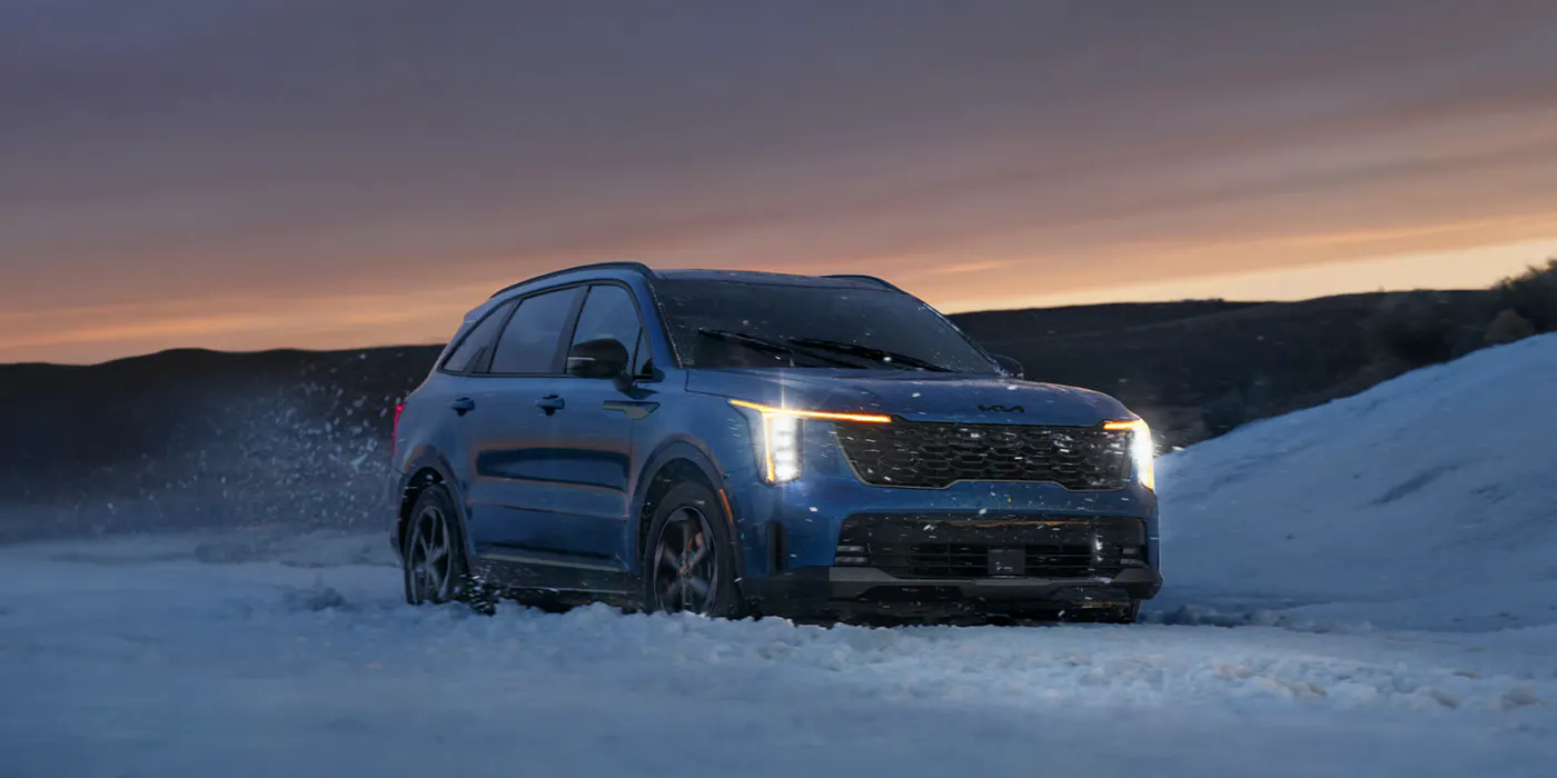 Kia Sorento Hybrid driving in the snow