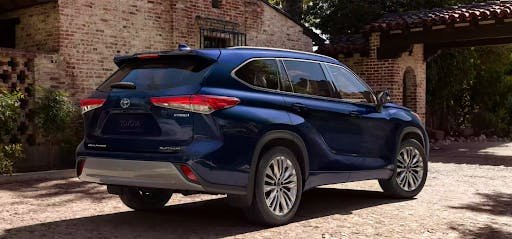 Discover Nature’s Wonder in a Toyota Highlander Toyota Highlander