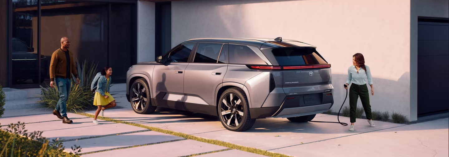2027-Toyota-Highlander-parked-near-family