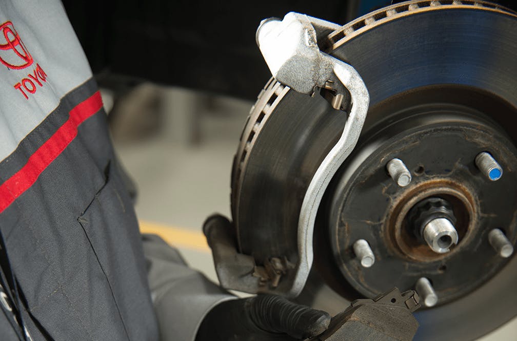 tech fixing brakes