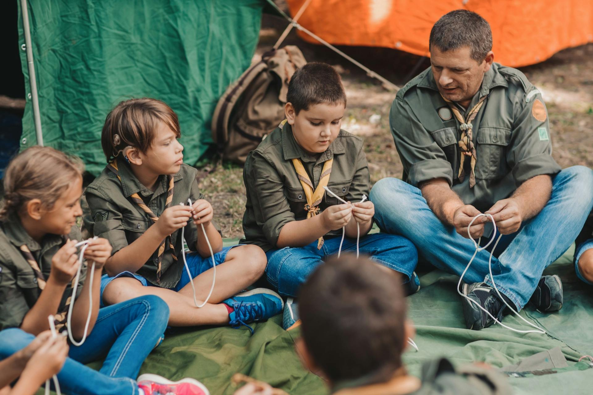 Boys and girls scouts learning how to tie the knots.